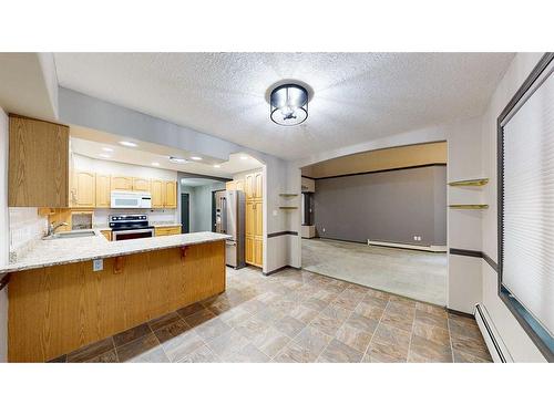 423-1535 Southview Drive Se, Medicine Hat, AB - Indoor Photo Showing Kitchen