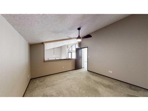 423-1535 Southview Drive Se, Medicine Hat, AB - Indoor Photo Showing Garage