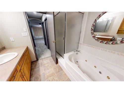 423-1535 Southview Drive Se, Medicine Hat, AB - Indoor Photo Showing Bathroom