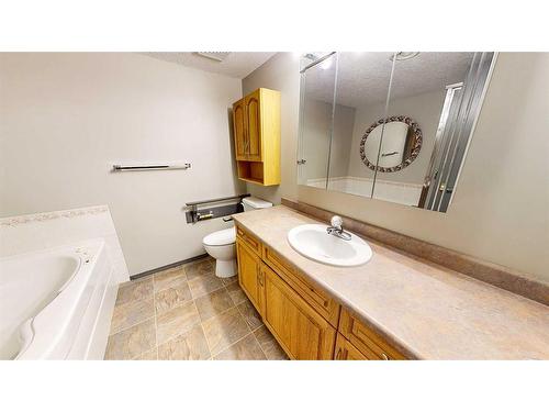 423-1535 Southview Drive Se, Medicine Hat, AB - Indoor Photo Showing Bathroom