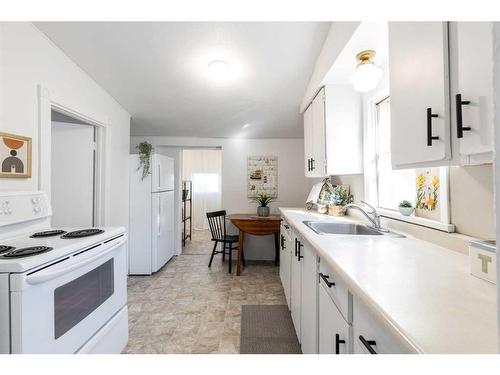 946 4 Street Se, Medicine Hat, AB - Indoor Photo Showing Kitchen