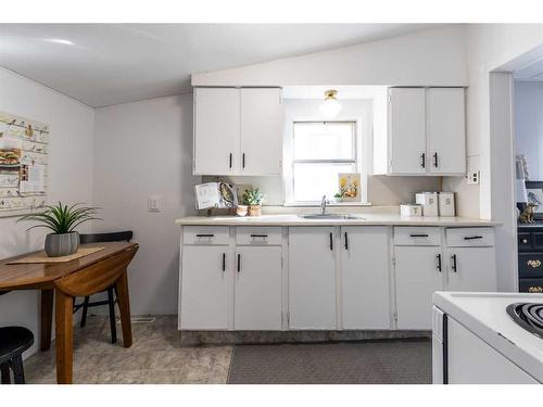 946 4 Street Se, Medicine Hat, AB - Indoor Photo Showing Kitchen