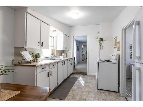 946 4 Street Se, Medicine Hat, AB - Indoor Photo Showing Laundry Room