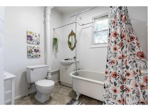 946 4 Street Se, Medicine Hat, AB - Indoor Photo Showing Bathroom