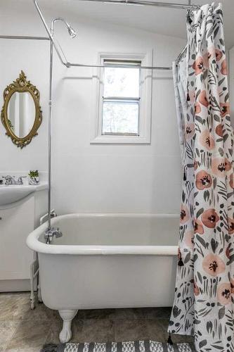 946 4 Street Se, Medicine Hat, AB - Indoor Photo Showing Bathroom