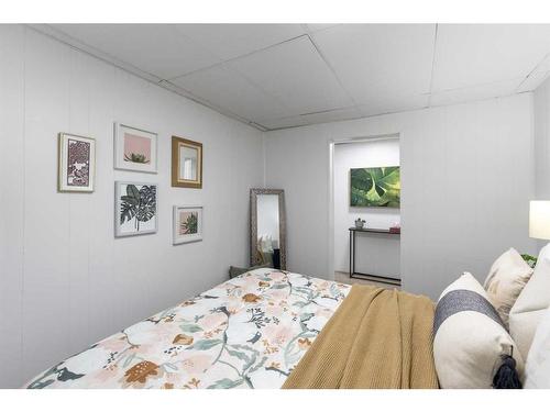 946 4 Street Se, Medicine Hat, AB - Indoor Photo Showing Bedroom