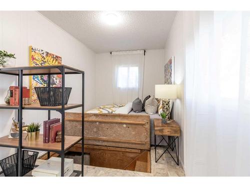 946 4 Street Se, Medicine Hat, AB - Indoor Photo Showing Bedroom