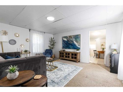 946 4 Street Se, Medicine Hat, AB - Indoor Photo Showing Living Room