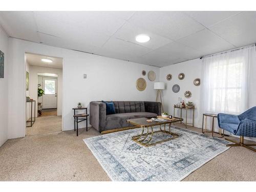 946 4 Street Se, Medicine Hat, AB - Indoor Photo Showing Living Room