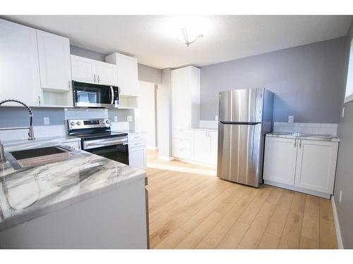 1765 9 Avenue Ne, Medicine Hat, AB - Indoor Photo Showing Kitchen With Stainless Steel Kitchen