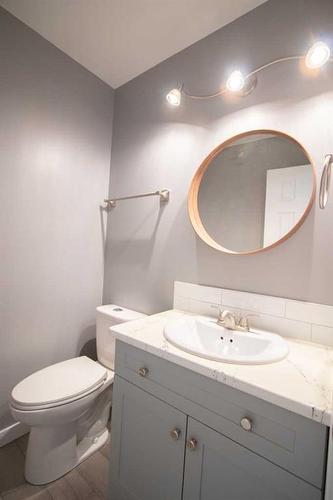 1765 9 Avenue Ne, Medicine Hat, AB - Indoor Photo Showing Bathroom