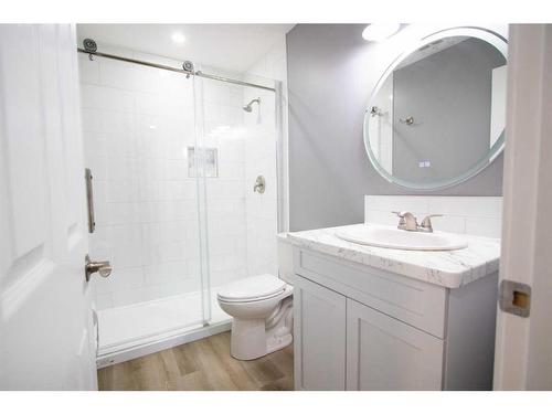 1765 9 Avenue Ne, Medicine Hat, AB - Indoor Photo Showing Bathroom