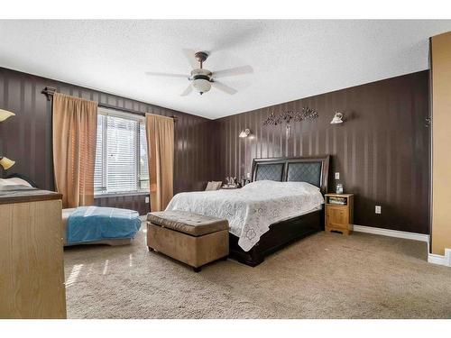 111 Sunrise Circle Sw, Medicine Hat, AB - Indoor Photo Showing Bedroom