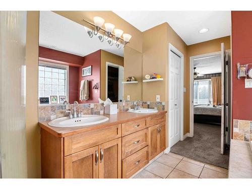 111 Sunrise Circle Sw, Medicine Hat, AB - Indoor Photo Showing Bathroom