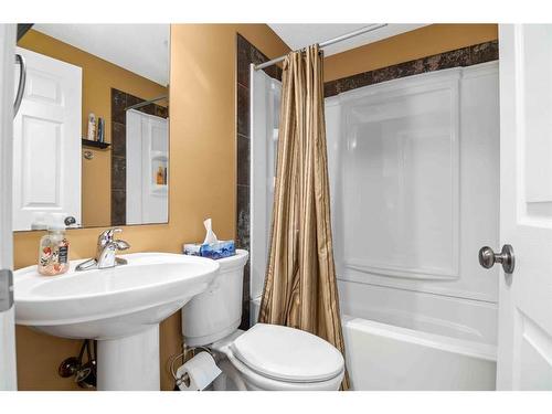 111 Sunrise Circle Sw, Medicine Hat, AB - Indoor Photo Showing Bathroom