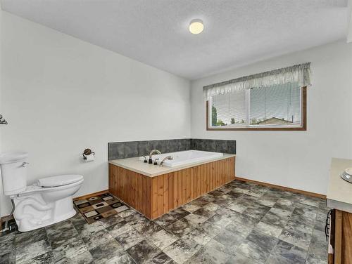 25 Cunliffe Crescent Se, Medicine Hat, AB - Indoor Photo Showing Bathroom