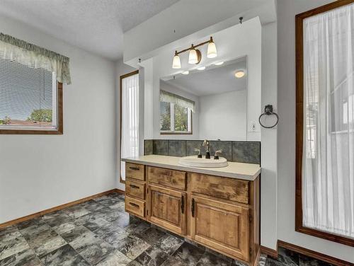 25 Cunliffe Crescent Se, Medicine Hat, AB - Indoor Photo Showing Bathroom