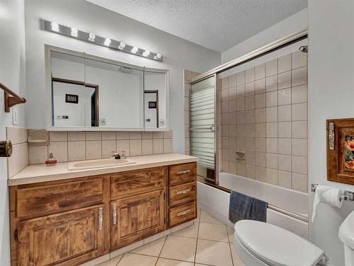 25 Cunliffe Crescent Se, Medicine Hat, AB - Indoor Photo Showing Bathroom