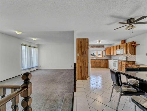 25 Cunliffe Crescent Se, Medicine Hat, AB - Indoor Photo Showing Kitchen