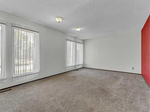 25 Cunliffe Crescent Se, Medicine Hat, AB - Indoor Photo Showing Other Room