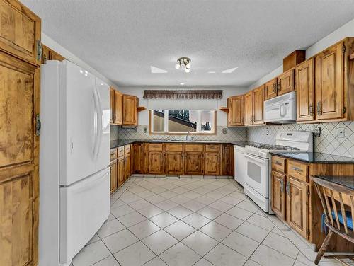 25 Cunliffe Crescent Se, Medicine Hat, AB - Indoor Photo Showing Kitchen