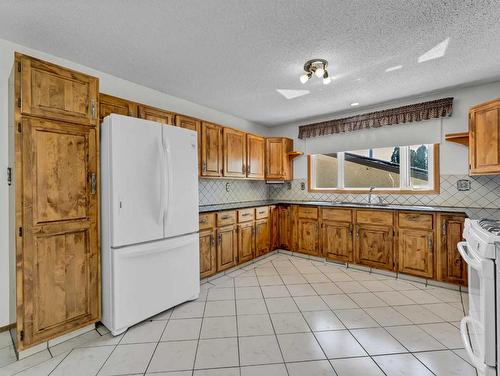 25 Cunliffe Crescent Se, Medicine Hat, AB - Indoor Photo Showing Kitchen