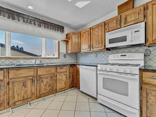 25 Cunliffe Crescent Se, Medicine Hat, AB - Indoor Photo Showing Kitchen