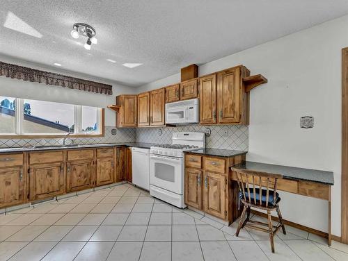 25 Cunliffe Crescent Se, Medicine Hat, AB - Indoor Photo Showing Kitchen