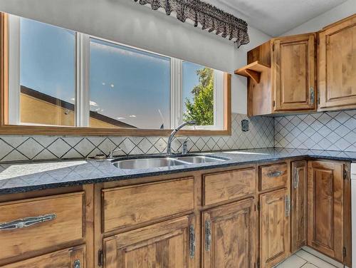 25 Cunliffe Crescent Se, Medicine Hat, AB - Indoor Photo Showing Kitchen With Double Sink