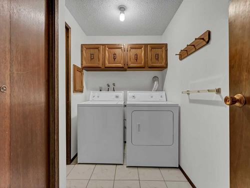 25 Cunliffe Crescent Se, Medicine Hat, AB - Indoor Photo Showing Laundry Room