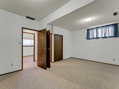 25 Cunliffe Crescent Se, Medicine Hat, AB - Indoor Photo Showing Other Room