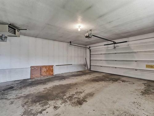 25 Cunliffe Crescent Se, Medicine Hat, AB - Indoor Photo Showing Garage