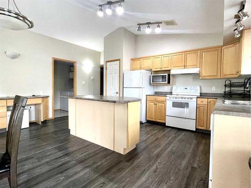 5-359 4 Street Se, Medicine Hat, AB - Indoor Photo Showing Kitchen