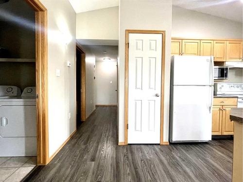 5-359 4 Street Se, Medicine Hat, AB - Indoor Photo Showing Kitchen