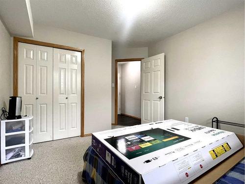 5-359 4 Street Se, Medicine Hat, AB - Indoor Photo Showing Bedroom