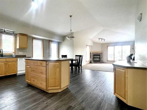 5-359 4 Street Se, Medicine Hat, AB - Indoor Photo Showing Kitchen