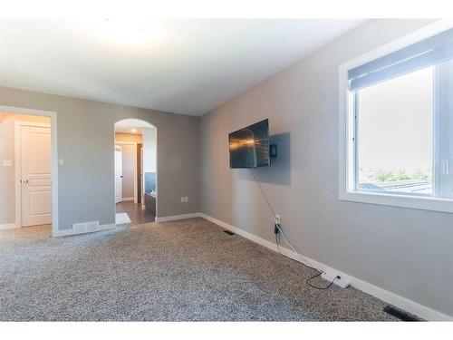 96 Somerside Way Se, Medicine Hat, AB - Indoor Photo Showing Other Room