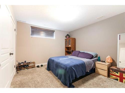 96 Somerside Way Se, Medicine Hat, AB - Indoor Photo Showing Bedroom