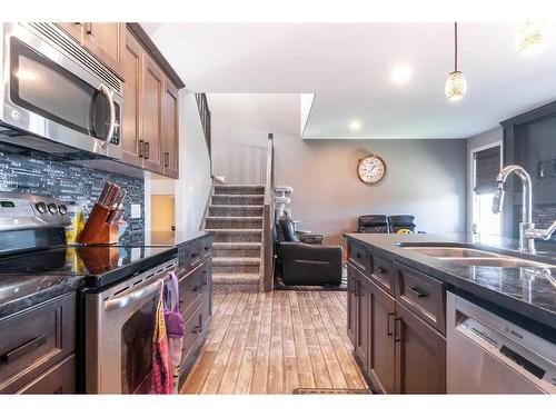 96 Somerside Way Se, Medicine Hat, AB - Indoor Photo Showing Kitchen