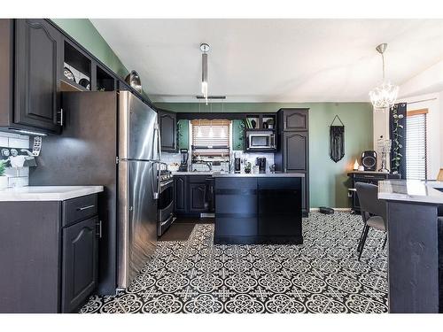 2166 Hatcher Drive Ne, Medicine Hat, AB - Indoor Photo Showing Kitchen