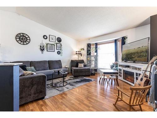 2166 Hatcher Drive Ne, Medicine Hat, AB - Indoor Photo Showing Living Room