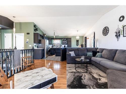 2166 Hatcher Drive Ne, Medicine Hat, AB - Indoor Photo Showing Living Room