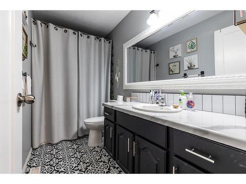 2166 Hatcher Drive Ne, Medicine Hat, AB - Indoor Photo Showing Bathroom