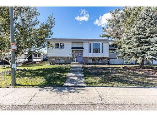 2166 Hatcher Drive Ne, Medicine Hat, AB - Outdoor With Facade