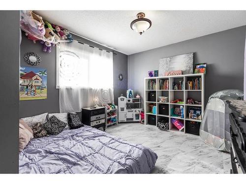 2166 Hatcher Drive Ne, Medicine Hat, AB - Indoor Photo Showing Bedroom