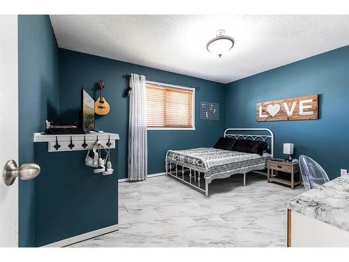 2166 Hatcher Drive Ne, Medicine Hat, AB - Indoor Photo Showing Bedroom