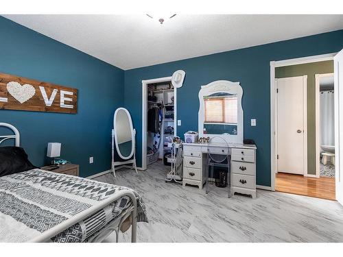 2166 Hatcher Drive Ne, Medicine Hat, AB - Indoor Photo Showing Bedroom