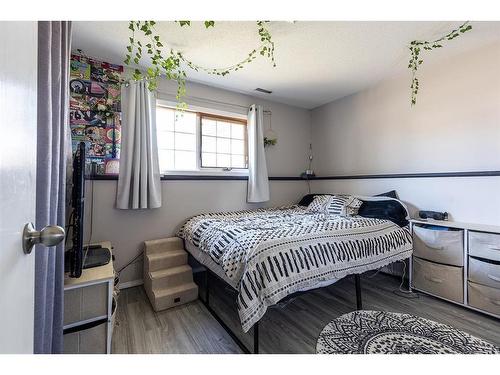 2166 Hatcher Drive Ne, Medicine Hat, AB - Indoor Photo Showing Bedroom