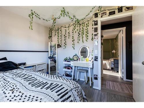 2166 Hatcher Drive Ne, Medicine Hat, AB - Indoor Photo Showing Bedroom