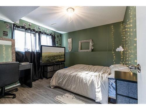 2166 Hatcher Drive Ne, Medicine Hat, AB - Indoor Photo Showing Bedroom